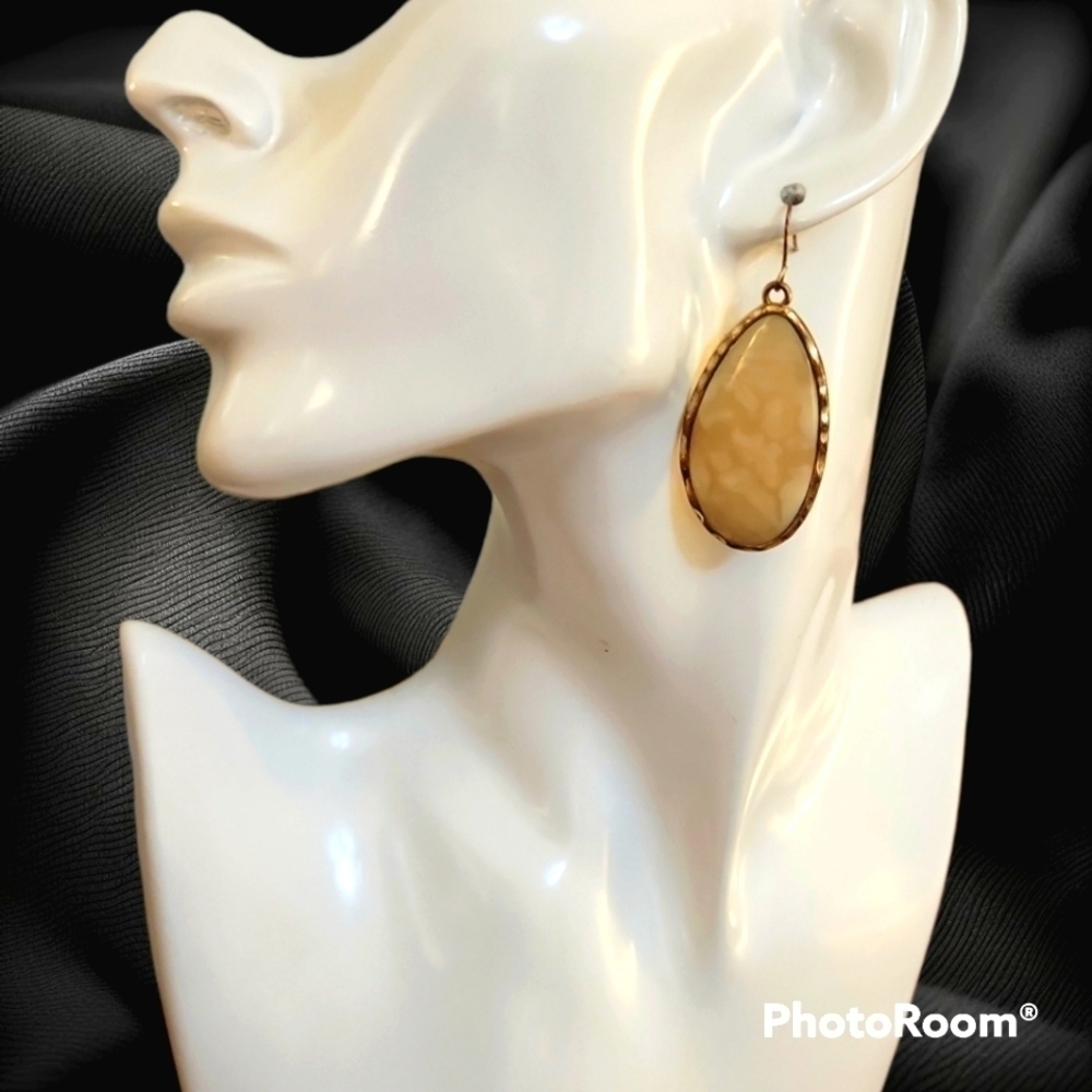 3/$30 VTG Large Cream Acrylic Marble Teardrop Goldtone Rimmed Dangle Earrings